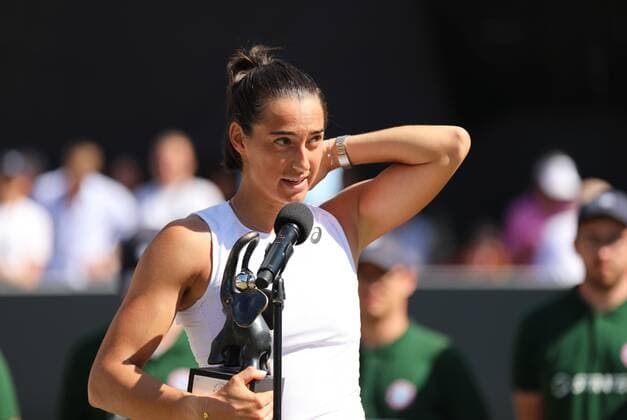 25 06 2022, xcex, GER, Bad Homburg vor der Höhe, Kurpark, Tennis WTA 250 Bad Homburg Open, Spielbank Bad Homburg Centre Court, Final, between Bianca Andreescu and Caroline Garcia picture shows winner Caroline GARCIA FRA