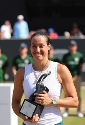 25 06 2022, xcex, GER, Bad Homburg vor der Höhe, Kurpark, Tennis WTA 250 Bad Homburg Open, Spielbank Bad Homburg Centre Court, Final, between Bianca Andreescu and Caroline Garcia picture shows winner Caroline GARCIA FRA