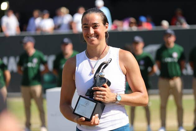 25 06 2022, xcex, GER, Bad Homburg vor der Höhe, Kurpark, Tennis WTA 250 Bad Homburg Open, Spielbank Bad Homburg Centre Court, Final, between Bianca Andreescu and Caroline Garcia picture shows winner Caroline GARCIA FRA
