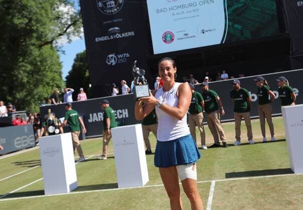 25 06 2022, xcex, GER, Bad Homburg vor der Höhe, Kurpark, Tennis WTA 250 Bad Homburg Open, Spielbank Bad Homburg Centre Court, Final, between Bianca Andreescu and Caroline Garcia picture shows winner Caroline GARCIA FRA