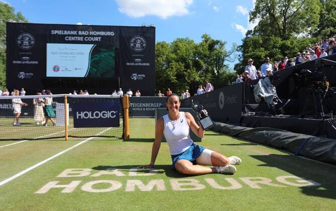25 06 2022, xcex, GER, Bad Homburg vor der Höhe, Kurpark, Tennis WTA 250 Bad Homburg Open, Spielbank Bad Homburg Centre Court, Final, between Bianca Andreescu and Caroline Garcia picture shows winner Caroline GARCIA FRA