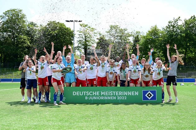 Sport Themen der Woche KW25 Fußball I Juniorinnen I Saison 2021-2022 I Deutsche Meisterschaft I Finale I Hamburger SV U17, U 17 - Eintracht Frankfurt U17 I 25.06.2022 Jubel, Begeisterung, Enthusiasmus, Euphorie, Freude, Glücksgefühl, Heiterkeit bei: Hamburger SV U17 die die Deutsche Meisterschaft der U17 Juniorinnen geholt haben. Hamburg Stadion Hoheluft Hamburg Deutschland *** Soccer I Junior Girls I Season 2021 2022 I German Championship I Final I Hamburger SV U17 Eintracht Frankfurt U17 I 25 06 2022 jubilation, excitement, enthusiasm, euphoria, joy, happiness, cheer at Hamburger SV U17 who have won the German Championship of the U17 Junior Girls Hamburg Stadium Hoheluft Hamburg Germany Copyright: xLobeca FelixxSchlikisx