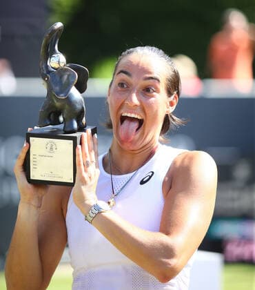 Caroline Garcia is happy about her tournament win in Bad Homburg Bad Homburg Open, Tennis 25 06 2022 Bad Homburg Open, Tennis 25 06 2022 Bad Homburg Copyright: xEibner-Pressefotox EP_RWS