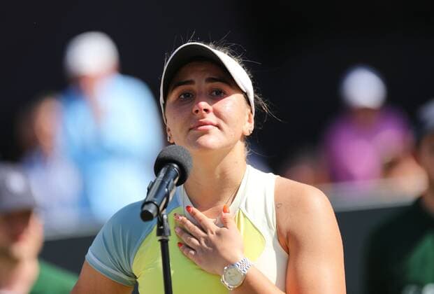 25 06 2022, xcex, GER, Bad Homburg vor der Höhe, Kurpark, Tennis WTA 250 Bad Homburg Open, Spielbank Bad Homburg Centre Court, Final, between Bianca Andreescu and Caroline Garcia Picture shows Bianca ANDREESCU CAN , crying at her acceptance speech