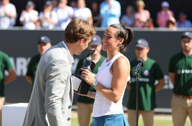 25 06 2022, xcex, GER, Bad Homburg vor der Höhe, Kurpark, Tennis WTA 250 Bad Homburg Open, Spielbank Bad Homburg Centre Court, Final, between Bianca Andreescu and Caroline Garcia Picture shows winner Caroline GARCIA FRA with trophaee and tournament director Aljoscha Thron