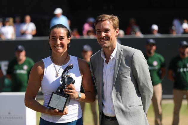 25 06 2022, xcex, GER, Bad Homburg vor der Höhe, Kurpark, Tennis WTA 250 Bad Homburg Open, Spielbank Bad Homburg Centre Court, Final, between Bianca Andreescu and Caroline Garcia picture shows winner Caroline GARCIA FRA with tournament director Aljoscha Thron