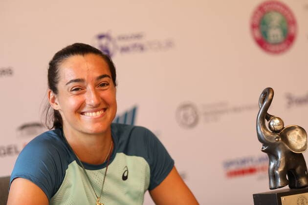 25 06 2022, xcex, GER, Bad Homburg vor der Höhe, Kurpark, Tennis WTA 250 Bad Homburg Open, Spielbank Bad Homburg Centre Court, Final, between Bianca Andreescu and Caroline Garcia Picture shows winner Caroline GARCIA FRA during press conference with chain from Ole Lynngagard and Trophaee