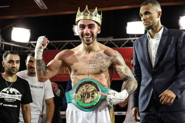 Sport Themen der Woche KW25 Sport Bilder des Tages Boxen: Universum Boxpromotion, Boxgala, Hamburg, 25.06.2022 WBC-International: Artem Harutyunyan (GER) - Humberto Galindo (MEX) Hamburg Germany *** Boxing Universum Boxpromotion, Boxgala, Hamburg, 25 06 2022 WBC International Artem Harutyunyan GER Humberto Galindo MEX Hamburg Germany