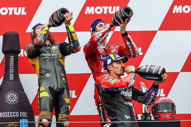 Sport Themen der Woche KW25 Sport Bilder des Tages ASSEN - Marco Bezzecchi (ITA), Francesco Bagnaia (ITA), Maverick Vinales (SPA) after the MotoGP final on June 26, 2022 at the TT circuit of Assen, Netherlands. ANP VINCENT JANNINK MotoGP of Netherlands - Race 2021 2022 xVIxANPxSportx xxANPxIVx *** ASSEN Marco Bezzecchi ITA , Francesco Bagnaia ITA , Maverick Vinales SPA after the MotoGP final on June 26, 2022 at the TT circuit of Assen, Netherlands ANP VINCENT JANNINK MotoGP of Netherlands Race 2021 2022 xVIxANPxSportx xxANPxIVx 450970665 originalFilename: 450970665.jpg