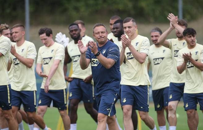 Sport Themen der Woche KW25 Sport Bilder des Tages Die Spieler und Trainer Andre Breitenreiter (Hoffenh) begrüssen die zahlreichen Fans mit Applaus . Fussball: LIGA: Saison 22 23: TSG 1899 Hoffenheim - Trainingsauftakt , 26.06.2022. *** The players and coach Andre Breitenreiter Hoffenh welcome the numerous fans with applause Sports Football LIGA season 22 23 TSG 1899 Hoffenheim training kick-off , 26 06 2022