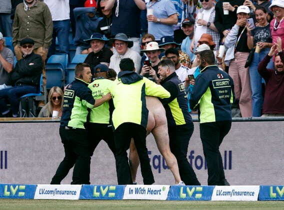 Sport Themen der Woche KW25 Sport Bilder des Tages Cricket - 2022 Summer - LI=V International Series - 3rd Test - Day Four - England vs New Zealand - Headingley - Sunday 26th June 2022 A streaker is ejected from the Western Terrace by security staff after the fall of the ninth New Zealand wicket, at Headingley. 