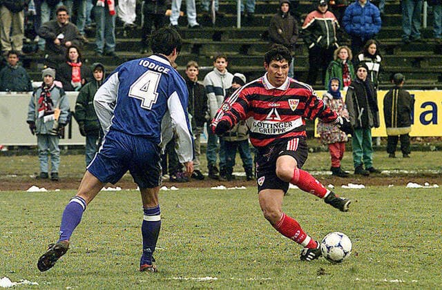 06.02.99 VfB Stuttgart - FC Zürich Deutschland, Singen, 06.02.1999, Fussball, Bundesliga, Testspiel, VfB Stuttgart - FC Zürich (2:1): v.l. Luca Iodice (FC Zürich), Krassimir Balakov (VfB Stuttgart). *** 06 02 99 VfB Stuttgart FC Zurich Germany, Singen, 06 02 1999, Football, Bundesliga, Test match, VfB Stuttgart FC Zurich 2 1 v l Luca Iodice FC Zurich , Krassimir Balakov VfB Stuttgart