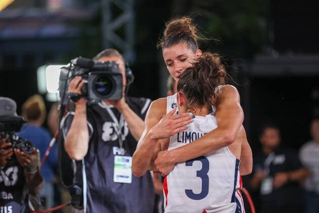ANTWERP, BELGIUM - JUNE 26 : French team celebrating their win over Canada during the FIBA 3x3 World Cup on the Groenplaats in Antwerp against Canada. Pictured on June 26, 2022 in Antwerp, Belgium - 26 06 2022 ( FIBA 3x3 World Cup Antwerp - France - Canada PhotoNews Panoramic 