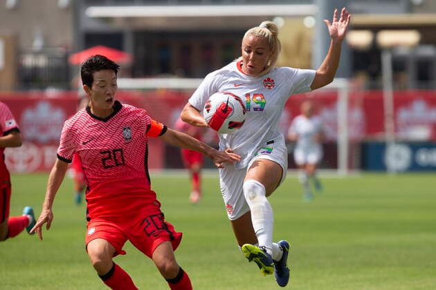 Fußball, Frauen Länderspiel, Kanada - Südkorea June 26, 2022, TORONTO, ON, CAN: Canada WomenöÄÃ s Adriana Leon (left) battles for the ball with Korean Republic WomenöÄÃ s Hyeri Kim during first half International Friendly, Länderspiel, Nationalmannschaft action in Toronto, Ont., Sunday June 26, 2022. Adriana Leon; Hyeri Kim - ZUMAc35_ 20220626_zaf_c35_070 Copyright: xChrisxYoungx