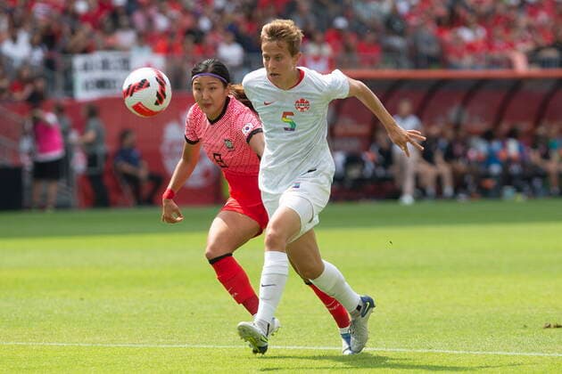 Fußball, Frauen Länderspiel, Kanada - Südkorea June 26, 2022, TORONTO, ON, CAN: Canada WomenöÄÃ s Quinn (right) battles for the ball with Korean Republic WomenöÄÃ s Sohyun Cho during first half International Friendly, Länderspiel, Nationalmannschaft action, in Toronto, Ont., Sunday, June 26, 2022. Quinn; Sohyun Cho - ZUMAc35_ 20220626_zaf_c35_072 Copyright: xChrisxYoungx