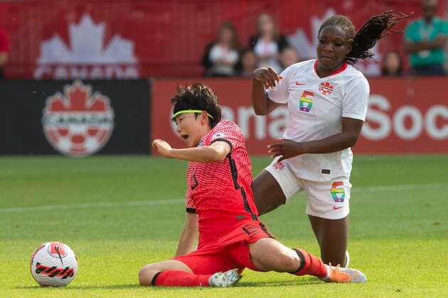 Fußball, Frauen Länderspiel, Kanada - Südkorea June 26, 2022, TORONTO, ON, CAN: Canada WomenöÄÃ s Deanne Rose (right) battles for the ball with Korean Republic WomenöÄÃ s Seonjoo Lim during second half International Friendly, Länderspiel, Nationalmannschaft action, in Toronto, on Sunday, June 26, 2022. Deanne Rose; Seonjoo Lim - ZUMAc35_ 20220626_zaf_c35_099 Copyright: xChrisxYoungx