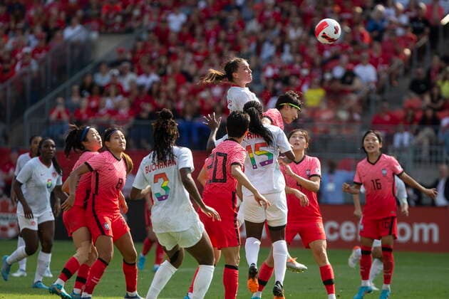 Fußball, Frauen Länderspiel, Kanada - Südkorea June 26, 2022, TORONTO, ON, CAN: Canada WomenöÄÃ s Vanessa Gilles rises above the Korean Republic WomenöÄÃ s defence to send a header at goal during second half International Friendly, Länderspiel, Nationalmannschaft action, in Toronto, on Sunday, June 26, 2022. Vanessa Gilles - ZUMAc35_ 20220626_zaf_c35_100 Copyright: xChrisxYoungx