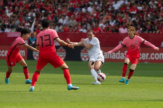 Fußball, Frauen Länderspiel, Kanada - Südkorea June 26, 2022, TORONTO, ON, CAN: Canada s Jessie Fleming threads the ball through the Republic of Korea s defence during defence half International Friendly, Länderspiel, Nationalmannschaft action Toronto, on Sunday June 26, 2022. Jessie Fleming - ZUMAc35_ 20220626_zaf_c35_114 Copyright: xChrisxYoungx