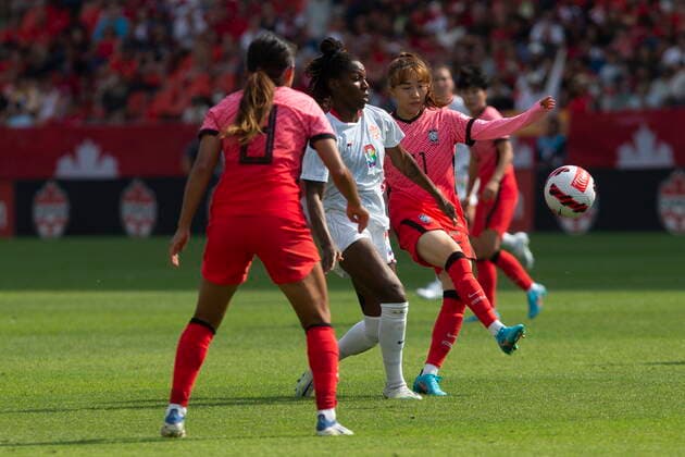 Fußball, Frauen Länderspiel, Kanada - Südkorea June 26, 2022, TORONTO, ON, CAN: Canada s Kadeisha Buchanan takes the ball between Republic of Korea s Sony Cho (left) and Mira Moon during second half International Friendly, Länderspiel, Nationalmannschaft women s soccer action in Toronto, on Sunday, June 26, 2022. Kadeisha Buchanan; Sony Cho; Mira Moon - ZUMAc35_ 20220626_zaf_c35_115 Copyright: xChrisxYoungx