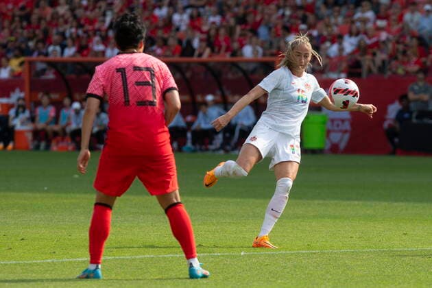 Fußball, Frauen Länderspiel, Kanada - Südkorea June 26, 2022, TORONTO, ON, CAN: Canada s Janine Beckie lines up a shot at goal as Republic of Korea s Geummin Lee looks on during second half International Friendly, Länderspiel, Nationalmannschaft women s soccer action Toronto, on Sunday June 26, 2022. Janine Beckie; Geummin Lee - ZUMAc35_ 20220626_zaf_c35_118 Copyright: xChrisxYoungx