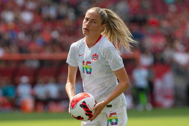 Fußball, Frauen Länderspiel, Kanada - Südkorea June 26, 2022, TORONTO, ON, CAN: Canada s Janine Beckie gathers the ball for a corner kick during first half International Friendly, Länderspiel, Nationalmannschaft women s soccer action against the Republic of Korea, Toronto, on Sunday June 26, 2022. Janine Beckie - ZUMAc35_ 20220626_zaf_c35_119 Copyright: xChrisxYoungx