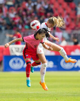 Fußball, Frauen Länderspiel, Kanada - Südkorea (220627) -- TORONTO, June 27, 2022 -- Janine Beckie (R) of Canada vies with Jang Selji of South Korea during a football friendly match between Canada and South Korea at BMO Field in Toronto, Canada, on June 26, 2022. (Photo by Xinhua) (SP)CANADA-TORONTO-FOOTBALL FRIENDLY MATCH-CANADA VS SOUTH KOREA ZouxZheng 