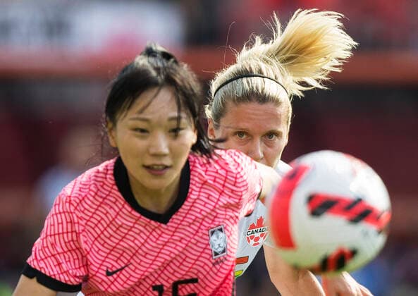 Sport Bilder des Tages Fußball, Frauen Länderspiel, Kanada - Südkorea (220627) -- TORONTO, June 27, 2022 -- Cloe Lacasse (R) of Canada vies with Jang Selji of South Korea during a football friendly match between Canada and South Korea at BMO Field in Toronto, Canada, on June 26, 2022. (Photo by Xinhua) (SP)CANADA-TORONTO-FOOTBALL FRIENDLY MATCH-CANADA VS SOUTH KOREA ZouxZheng 