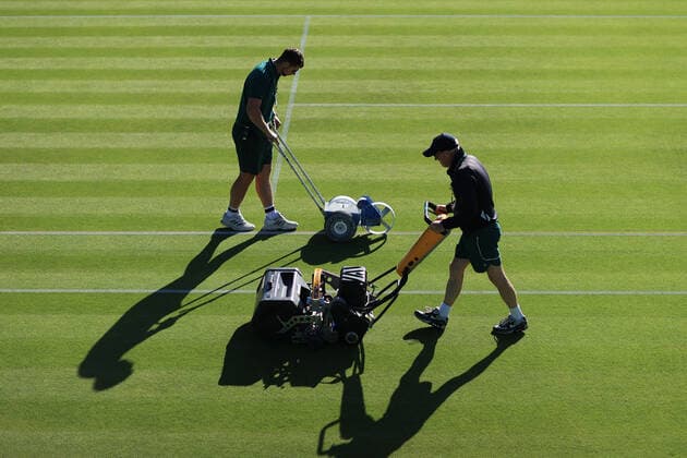 Tennis Wimbledon Tag 1 27. Juni 2022 Tennis Wimbledon Tag 1 Platzpersonal mäht den Rasen und malt die Linien vor Spielbeginn Foto Simon Stacpoole Abseits London UK  Copyright: xSimonxStacpoolexOffside