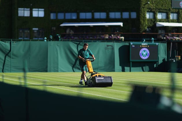 Tennis Wimbledon Tag 1 27. Juni 2022 Tennis Wimbledon Tag 1 Platzwarte mähen den Rasen vor Spielbeginn Foto Simon Stacpoole Abseits London UK  Copyright: xSimonxStacpoolexOffside