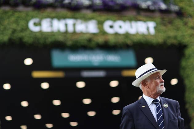 Tennis Wimbledon Tag 1 27. Juni 2022 Tennis Wimbledon Tag 1 Ein Steward schaut vor dem Centre Court zu Foto Simon Stacpoole Abseits London UK  Copyright: xSimonxStacpoolexOffside