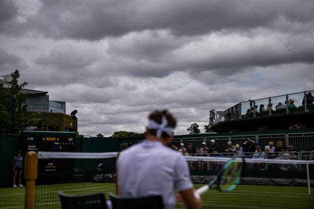 220627 Casper Ruud of Norway sits on his chair as dark clouds are seen and the match is postponed due to rain in a first round singles tennis match during day 1 of Wimbledon on June 27, 2022 in London Photo Mathias Bergeld BILDBYRAN kod MB MB0412 tennis wimbledon day 1 bbeng norge norway,  Copyright: MATHIASxBERGELD BB220627MB008