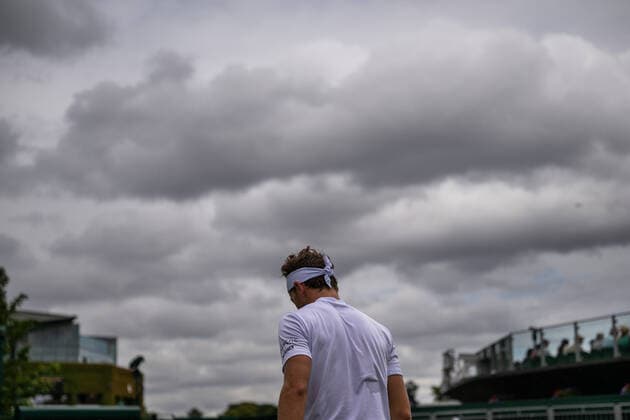 220627 Casper Ruud of Norway as dark clouds are seen and the match is postponed due to rain in a first round singles tennis match during day 1 of Wimbledon on June 27, 2022 in London Photo Mathias Bergeld BILDBYRAN kod MB MB0412 tennis wimbledon day 1 bbeng norge norway,  Copyright: MATHIASxBERGELD BB220627MB009