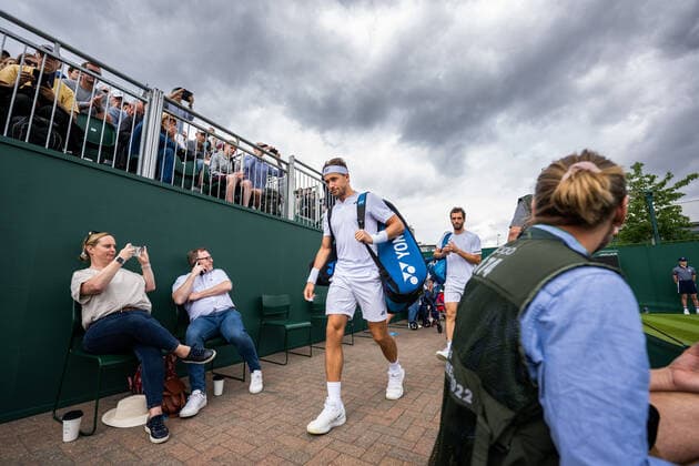220627 Casper Ruud of Norway and Albert Ramos Vinolas of Spain enter the court ahead of a first round singles tennis match during day 1 of Wimbledon on June 27, 2022 in London Photo Mathias Bergeld BILDBYRAN kod MB MB0412 tennis wimbledon day 1 bbeng norge norway spain spanien,  Copyright: MATHIASxBERGELD BB220627MB021