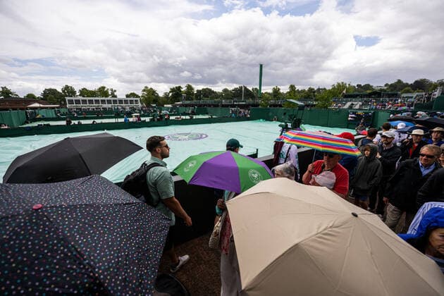220627 Spectators with umbrellas as matches where postponed due to rain during day 1 of Wimbledon on June 27, 2022 in London Photo Mathias Bergeld BILDBYRAN kod MB MB0412 tennis wimbledon day 1 bbeng regn paraply publik,  Copyright: MATHIASxBERGELD BB220627MB023
