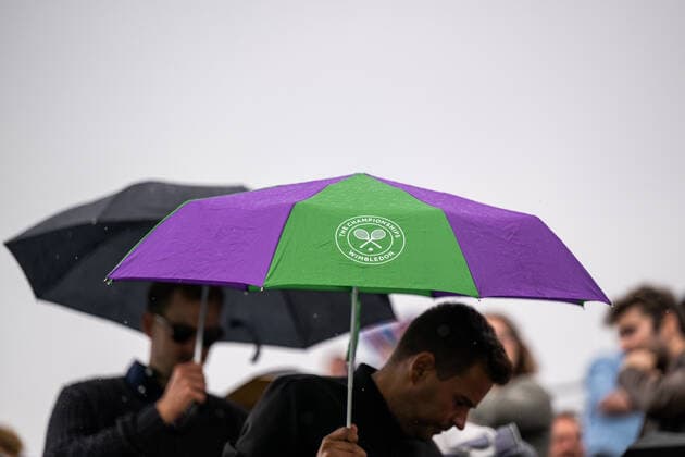 220627 Spectators with umbrellas as matches where postponed due to rain during day 1 of Wimbledon on June 27, 2022 in London Photo Mathias Bergeld BILDBYRAN kod MB MB0412 tennis wimbledon day 1 bbeng regn paraply publik,  Copyright: MATHIASxBERGELD BB220627MB025