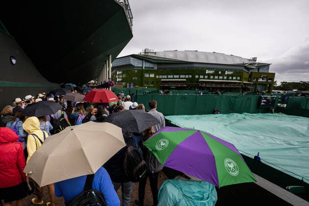 220627 Spectators with umbrellas as matches where postponed due to rain during day 1 of Wimbledon on June 27, 2022 in London Photo Mathias Bergeld BILDBYRAN kod MB MB0412 tennis wimbledon day 1 bbeng regn paraply publik,  Copyright: MATHIASxBERGELD BB220627MB026
