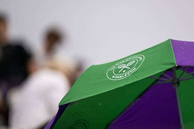 220627 Spectators with umbrellas as matches where postponed due to rain during day 1 of Wimbledon on June 27, 2022 in London Photo Mathias Bergeld BILDBYRAN kod MB MB0412 tennis wimbledon day 1 bbeng regn paraply publik,  Copyright: MATHIASxBERGELD BB220627MB027