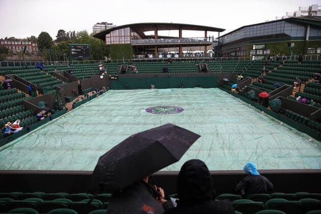 Tennis Wimbledon Tag 1 27. Juni 2022 Tennis Wimbledon Tag 1 Die Regenabdeckungen auf Platz 3 Foto Simon Stacpoole Abseits London UK  Copyright: xSimonxStacpoolexOffside