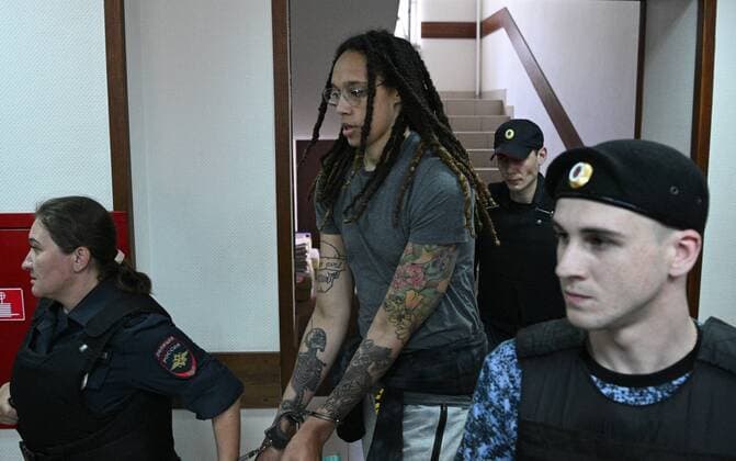 Sport Themen der Woche KW26 Sport Bilder des Tages Basketball, Frauen, Brittney Griner erscheint zur Anh?rung vor Gericht in Moskau, Russland Russia US Basketball Player Trial 8225367 27.06.2022 A law enforcement officer escorted US basketball star Brittney Griner before a preliminary hearing ahead of her trial in Khimki, outside Moscow, Russia. Alexey Filippov Sputnik Khimki Moscow region Russia  Copyright: xAlexeyxFilippovx