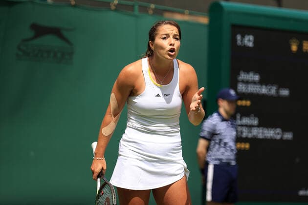 Tennis Wimbledon Tag 1 27. Juni 2022 Tennis Wimbledon Tag 1 Jodie Burridge GBR streitet sich mit dem Schiedsrichter während ihres Spiels in der 1. Runde im Dameneinzel gegen Lesia Tsurenko UKR Foto Simon Stacpoole Abseits London UK  Copyright: xSimonxStacpoolexOffside