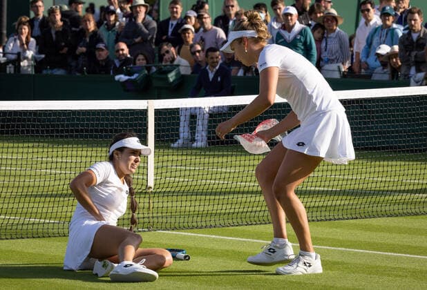 Colombian Camila Osorio is helped by Belgian Elise Mertens after a fall during a first round game in the women s singles tournament between Belgian Mertens (WTA30) and Colombian Osorio (WTA61) at the 2022 Wimbledon grand slam tennis tournament at the All England Tennis Club, in south-west London, Britain, Monday 27 June 2022. BENOITxDOPPAGNE  x36700953x