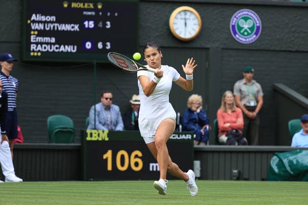 Tennis Wimbledon Tag 1 27. Juni 2022 Tennis Wimbledon Tag 1 Emma Raducanu GBR in Aktion während ihres Dameneinzelspiels in der 1. Runde gegen Alison Van Uytvanck BEL Foto Simon Stacpoole Abseits London UK  Copyright: xSimonxStacpoolexOffside