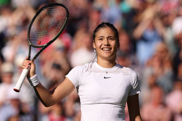 Sport Bilder des Tages 27th June 2022, All England Lawn Tennis and Croquet Club, London, England; Wimbledon Tennis tournament; Emma Raducanu celebrates after she wins the match 2 sets to 0 against Alison Van Uytvanck in the ladies singles  ActionPlus12402635 ShaunxBrooks