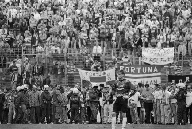 CFC vs Fortuna Düsseldorf 18.06.1995, Chemnitz, Sportforum Reichenhainer Straße, Fußball, 2. Bundesliga , Chemnitzer FC vs Fortuna Düsseldorf, der CFC verliert mit 0:2 vor 10200 Zuschauern. Nach den Spiel kam es zum Platzsturm durch CFC Fans und Ausschreitungen. Hunderte Sitzbänke wurden zerstört. Chemnitz Sachsen BRD *** CFC vs Fortuna Dusseldorf 18 06 1995, Chemnitz, Sportforum Reichenhainer Straße, Sport, Football, 2 Bundesliga , Chemnitzer FC vs Fortuna Dusseldorf, the CFC loses with 0 2 in front of 10200 spectators After the game it came to the storm by CFC fans and riots Hundreds of benches were destroyed Chemnitz Saxony FRG