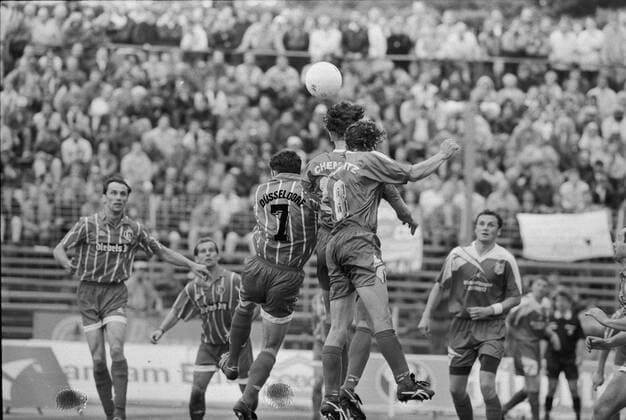 CFC vs Fortuna Düsseldorf 18.06.1995, Chemnitz, Sportforum Reichenhainer Straße, Fußball, 2. Bundesliga , Chemnitzer FC vs Fortuna Düsseldorf, der CFC verliert mit 0:2 vor 10200 Zuschauern. Nach den Spiel kam es zum Platzsturm durch CFC Fans und Ausschreitungen. Hunderte Sitzbänke wurden zerstört. Chemnitz Sachsen BRD *** CFC vs Fortuna Dusseldorf 18 06 1995, Chemnitz, Sportforum Reichenhainer Straße, Sport, Football, 2 Bundesliga , Chemnitzer FC vs Fortuna Dusseldorf, the CFC loses with 0 2 in front of 10200 spectators After the game it came to the storm by CFC fans and riots Hundreds of benches were destroyed Chemnitz Saxony FRG