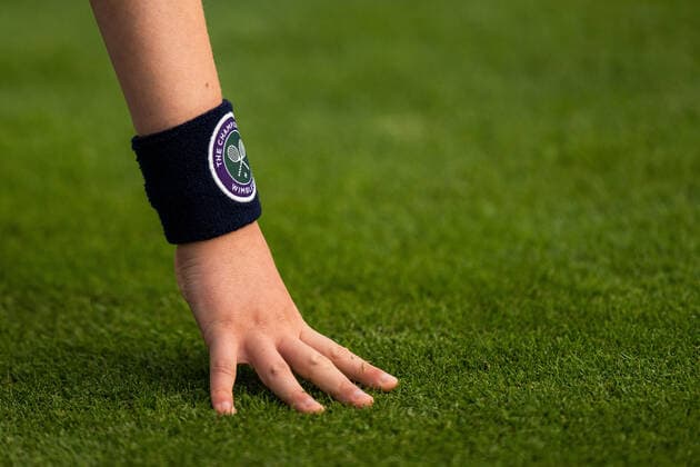 220627 The wrist band of a ball boy with the logo for Wimbledon is seen in a first round singles tennis match during day 1 of Wimbledon on June 27, 2022 in London Photo Mathias Bergeld BILDBYRAN kod MB MB0412 tennis wimbledon day 1 bbeng genre armband svettband logga logo,  Copyright: MATHIASxBERGELD BB220627MB122