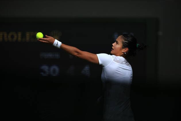 Tennis Wimbledon Tag 1 27. Juni 2022 Tennis Wimbledon Tag 1 Emma Raducanu GBR serviert während ihres Dameneinzelspiels in der 1. Runde gegen Alison Van Uytvanck BEL Foto Simon Stacpoole Offside London UK  Copyright: xSimonxStacpoolexOffside
