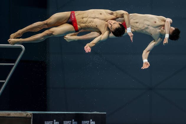 Sport Bilder des Tages SWIMMING - FINA WC 2022 BUDAPEST,HUNGARY,28.JUN.22 - DIVING - FINA World Championships, 10m Platform Synchronised Men. Image shows Junjie Lian and Hao Yang (CHN).  GEPAxpictures xCsabaxDoemoetoer