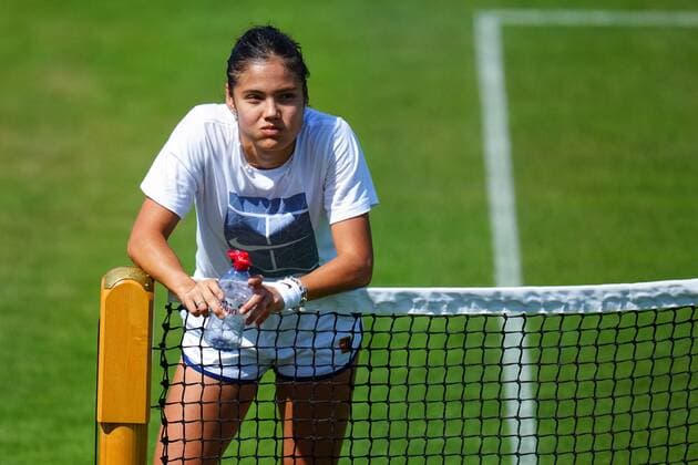 Sport Bilder des Tages Mandatory Credit: Photo by Javier Garcia Shutterstock (13002021ev) Emma Raducanu on the practice court Wimbledon Tennis Championships, Day 2, The All England Lawn Tennis and Croquet Club, London, UK - 28 Jun 2022 Wimbledon Tennis Championships, Day 2, The All England Lawn Tennis and Croquet Club, London, UK - 28 Jun 2022  Copyright: xJavierxGarcia Shutterstockx 13002021ev