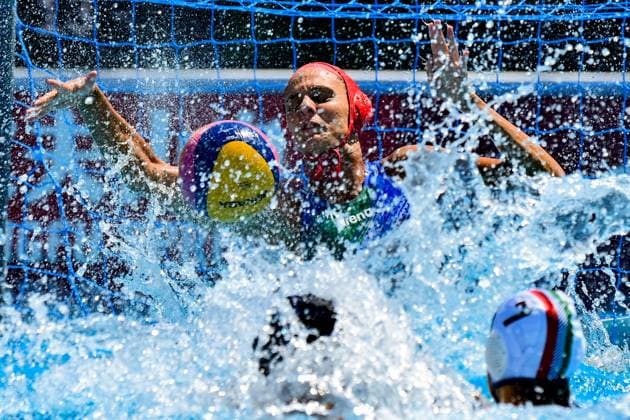 Sport Bilder des Tages Foto Gian Mattia D Alberto - LaPresse 28-06-2022 Budapest nuoto 19mi Campionati del mondo FINA Budapest 2022 Pallanuoto donne Italia-Francia nella foto: TEANI Laura Ph Gian Mattia D Alberto - LaPresse 2022-06-28 Budapest Sport swimming 19th FINA World Championships Budapest 2022 Woman s Water polo, Wasserball Italy-France in the photo: TEANI Laura Foto Gian Mattia D Alberto - LaPresse 28-06-2022 Budapest sport nuoto 19mi Campionati del mondo FINA Budapest 2022 Pallanuoto donne Italia-Francia nella foto: TEANI Laura Ph Gian Mattia D Alberto - LaPresse 2022-06-28 Budapest Sport swimming 19th FINA World Championships Budapest 2022 Woman s water polo Italy-France in the photo: TEANI Laura  Copyright: xGianxMattiaxD Alberto LaPressex